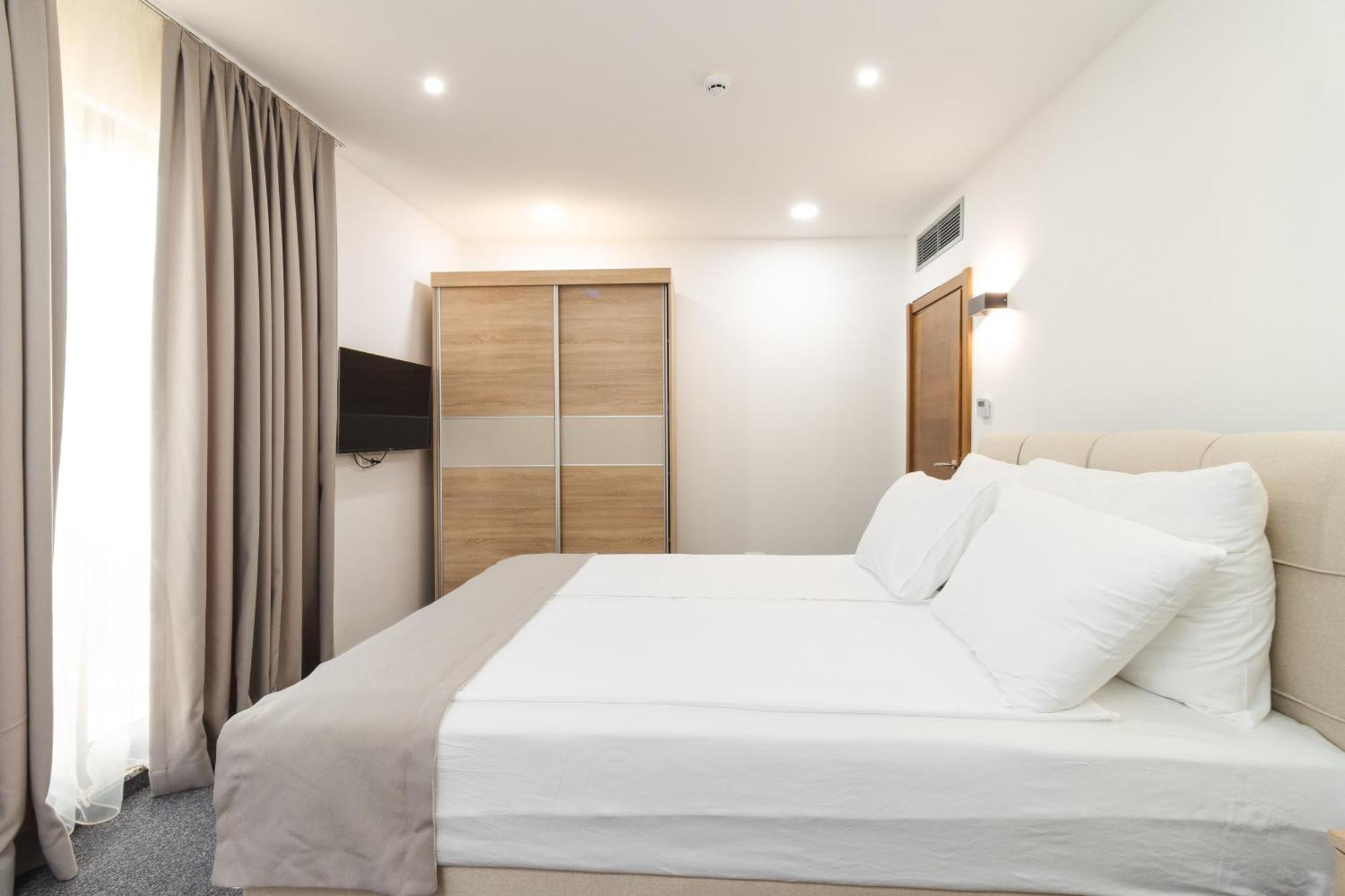 Lux Hotel M Dobra Voda Dış mekan fotoğraf