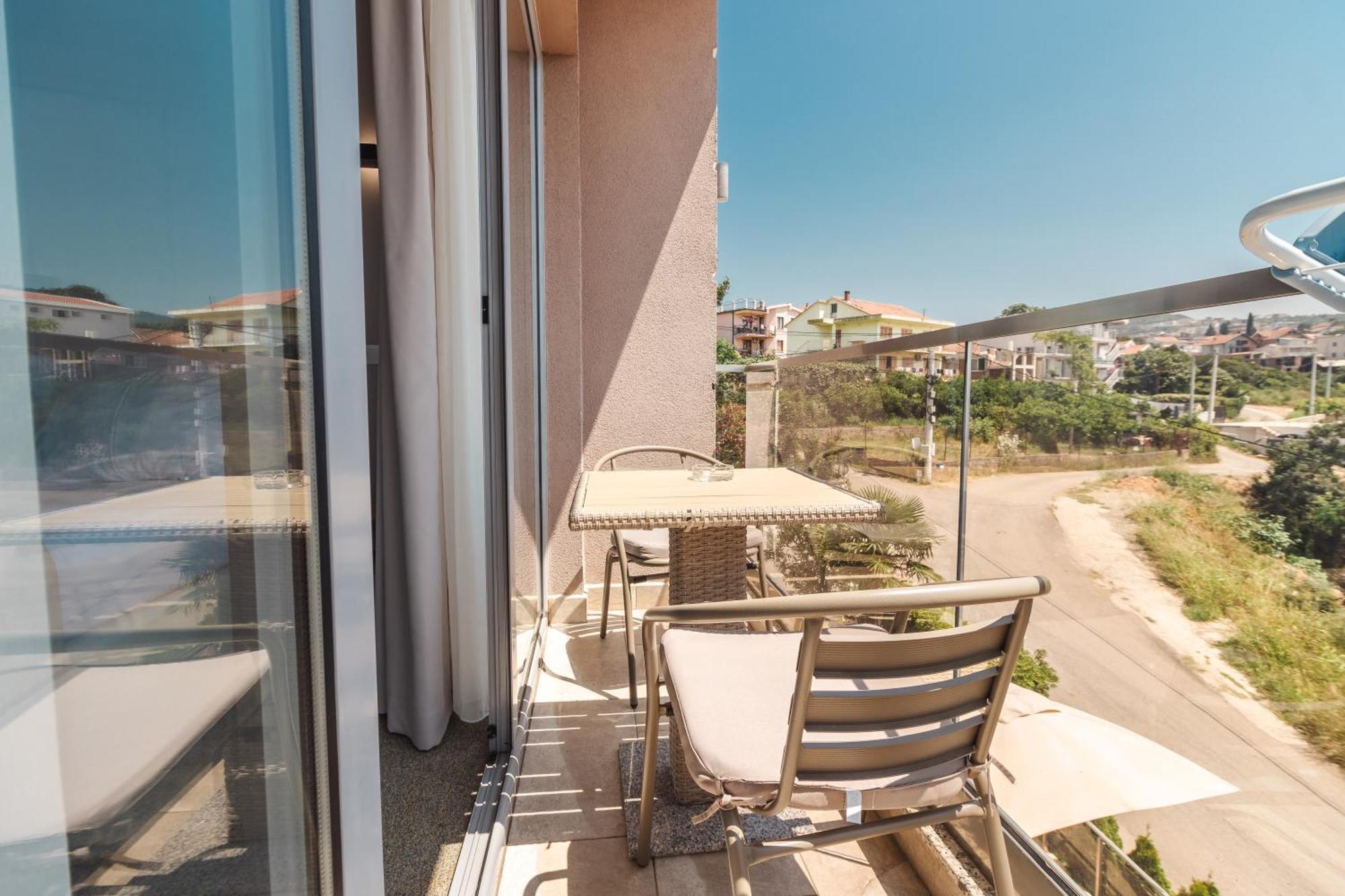 Lux Hotel M Dobra Voda Dış mekan fotoğraf